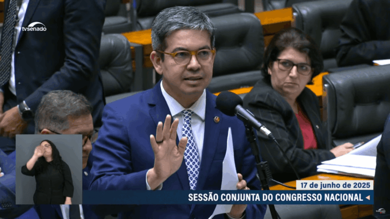 Randolfe em sessão do Congresso