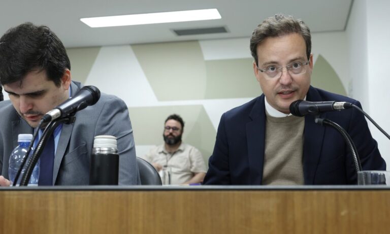 O relator da PEC do fim do referendo, Thiago Cota