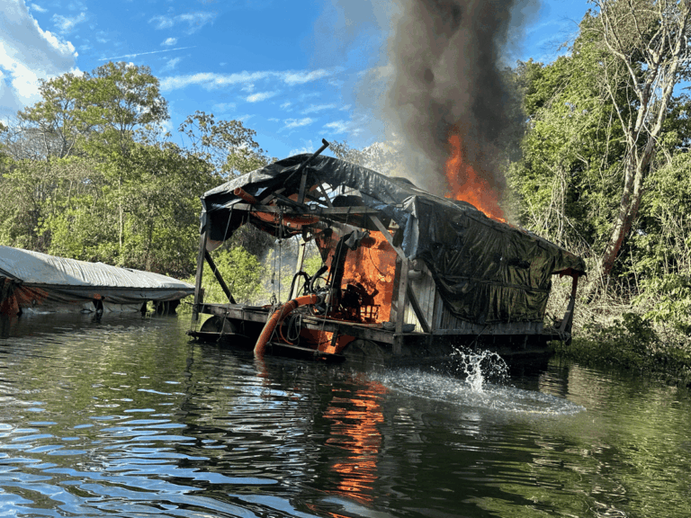 Fiscais da Operação Xapiri do Ibama