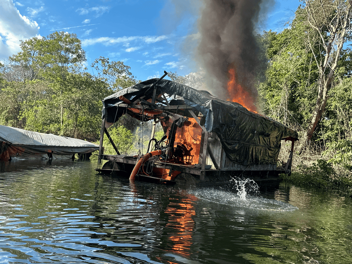 Fiscais da Operação Xapiri do Ibama
