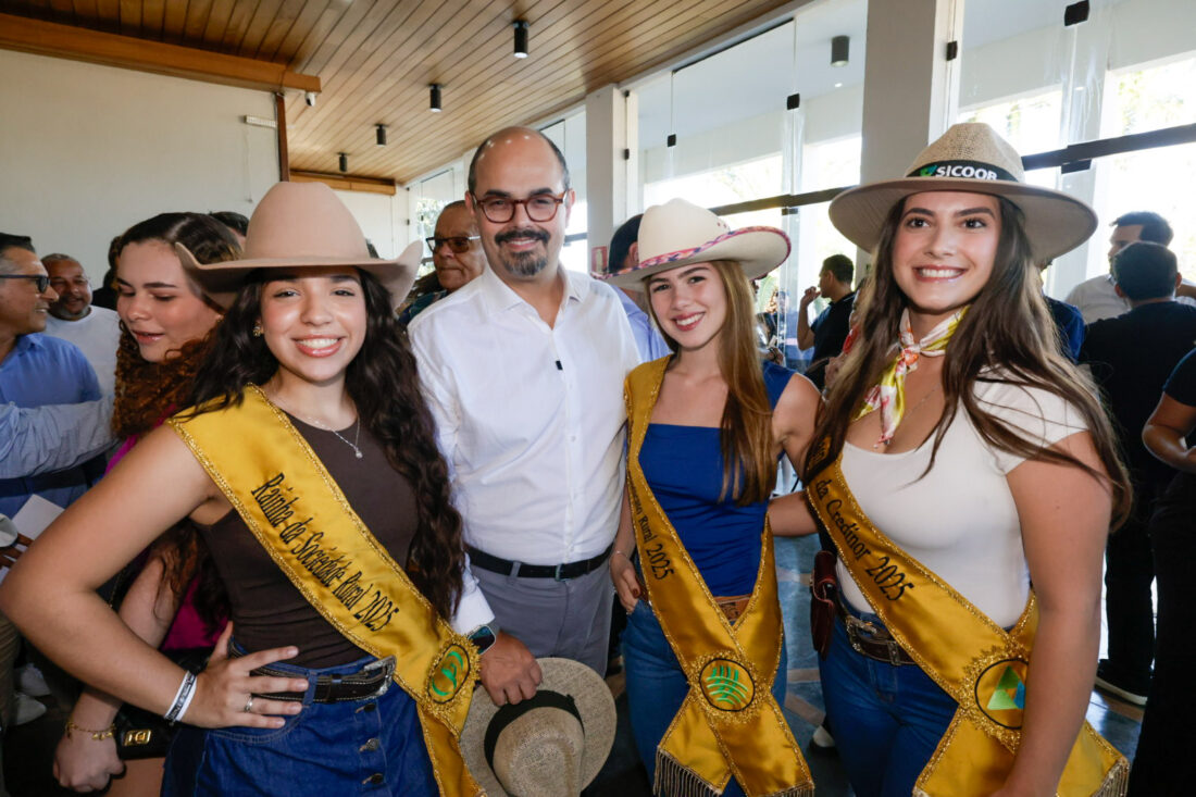 Mudança de postura de Mateus Simões ao aceitar homenagem chama atenção de interlocutores políticos em Minas