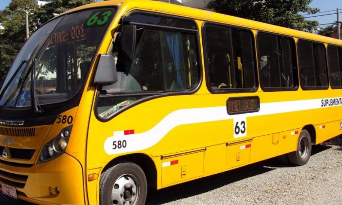 Foto mostra ônibus suplementar de BH