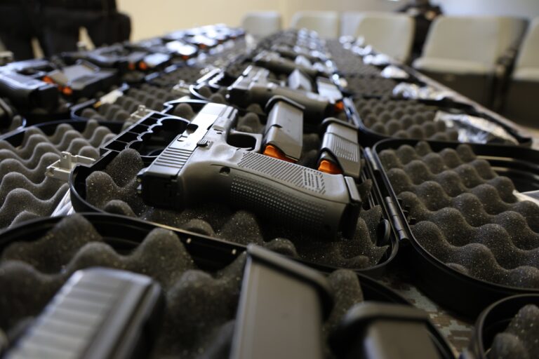 Pistolas Glock entregues à Polícia Penal