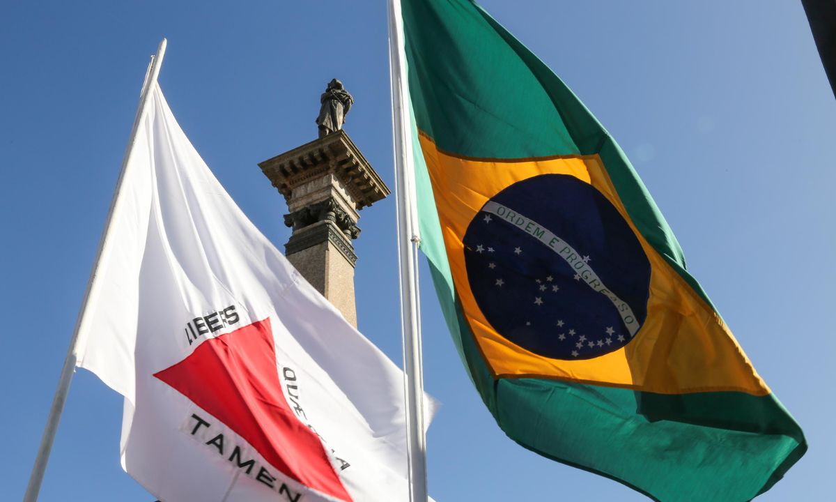 Bandeiras de Minas e do Brasil