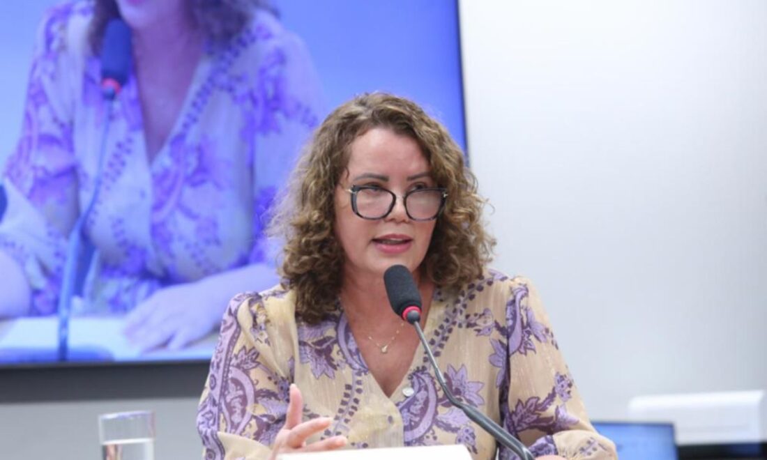 A deputada Nely Aquino