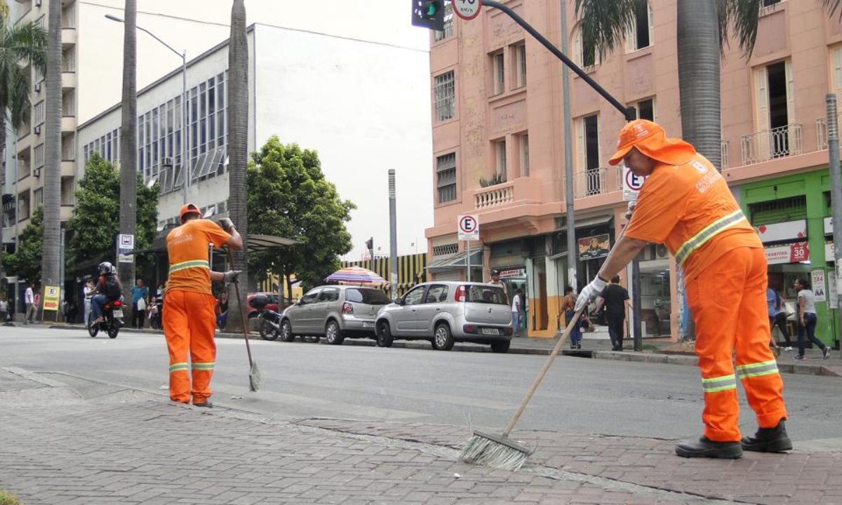 Varrição em rua de Belo Horizonte