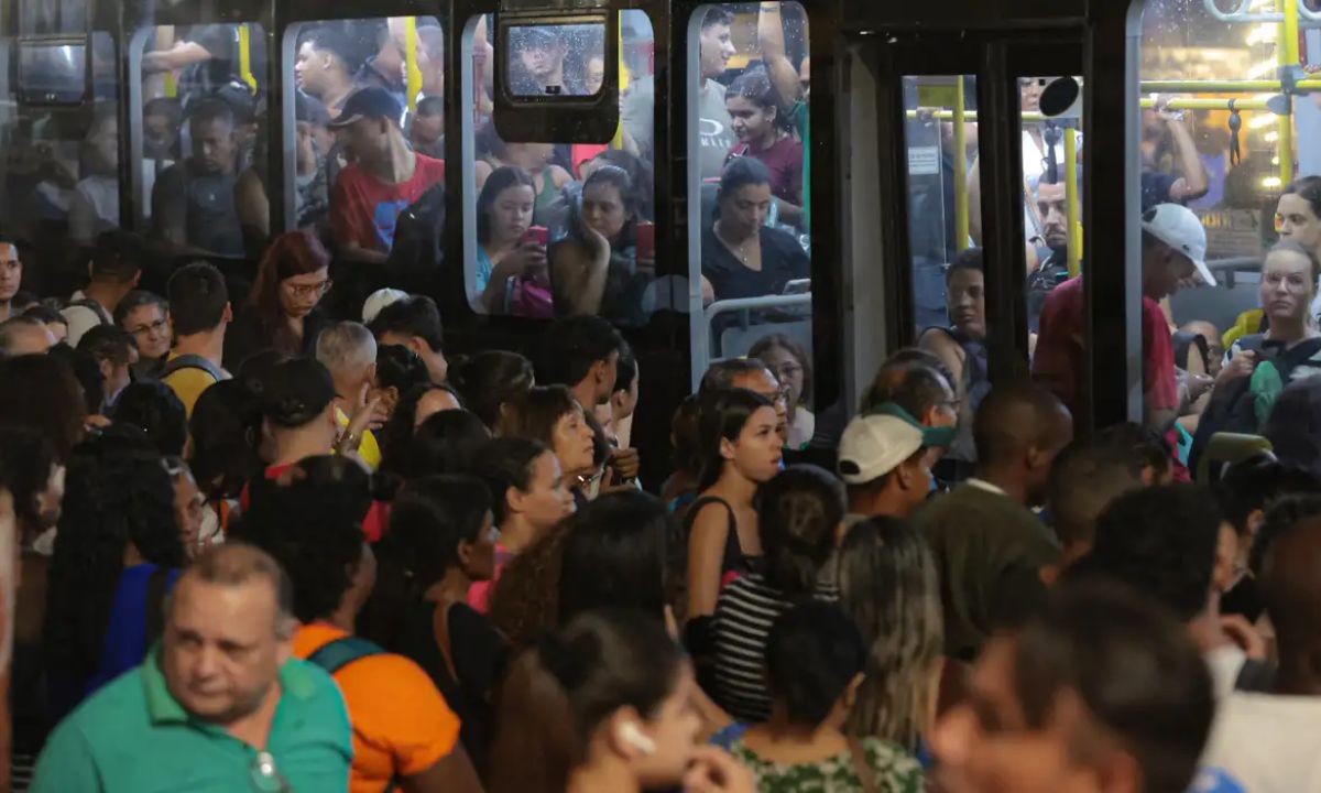 Pessoas em ponto de ônibus