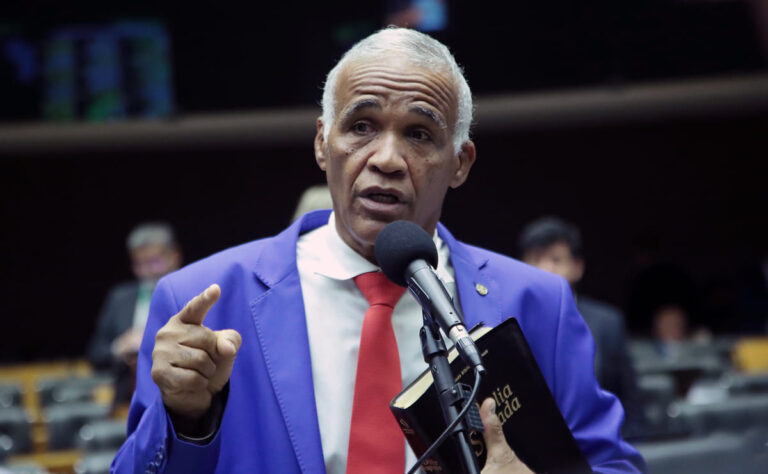 Pastor Sargento Isidório no plenário da Cãmara