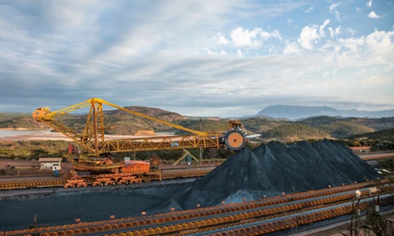 Foto mostra planta minerária da Vale