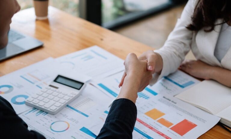 Foto mostra aperto de mão