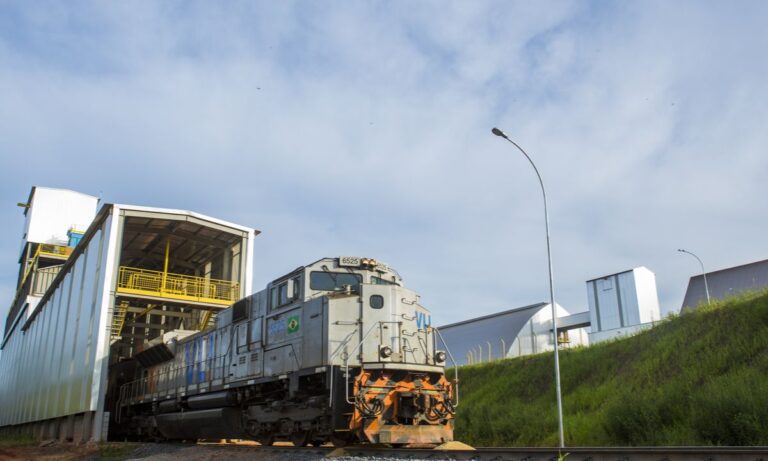 Trem de carga percorre a FCA