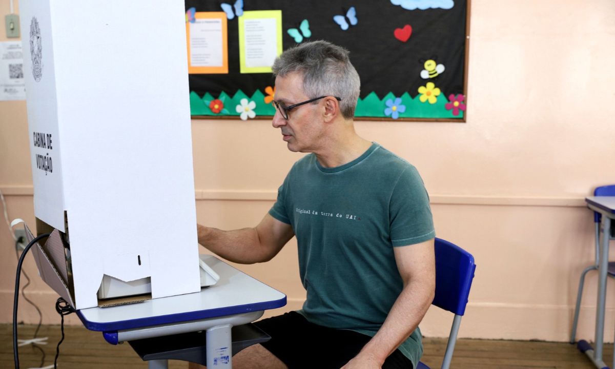 Zema diante de urna eleitoral