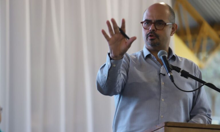 O vice-governador Mateus Simões