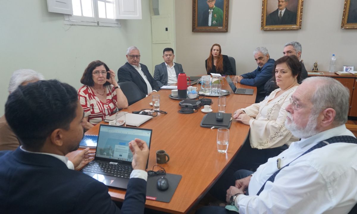 Representantes de FGV e Funed em reunião