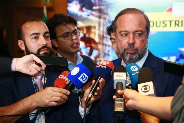 Alexandre Silveira em cerimônia de anúncio de investimentos para a retomada da indústria hidrelétrica no Brasil, em 22 de agosto de 2025
