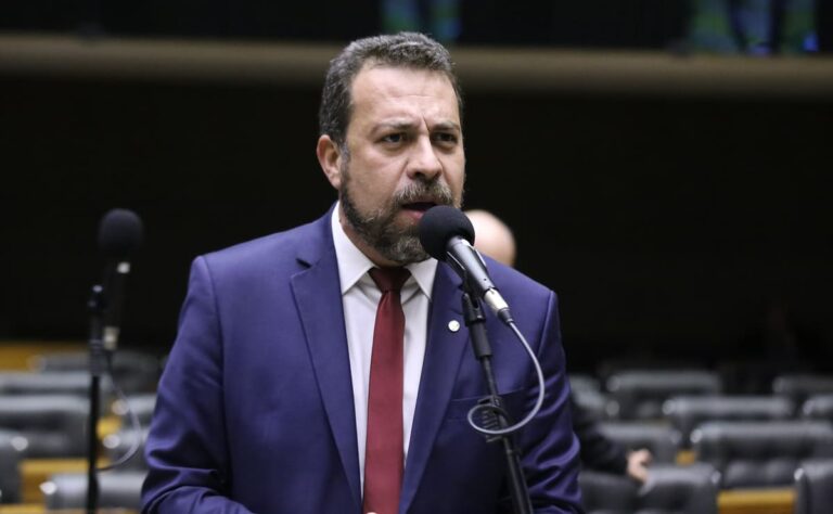 Guilherme Boulos no plenário da Câmara