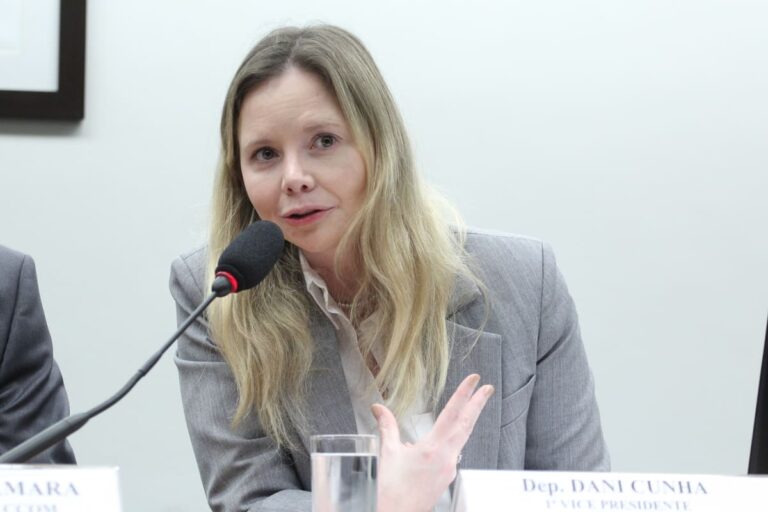 Dani Cunha na Comissão de Comunicação em 2024