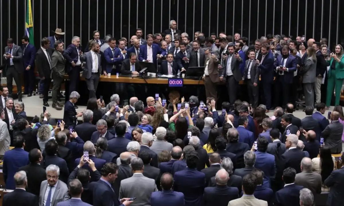 Deputados no plenário da Câmara
