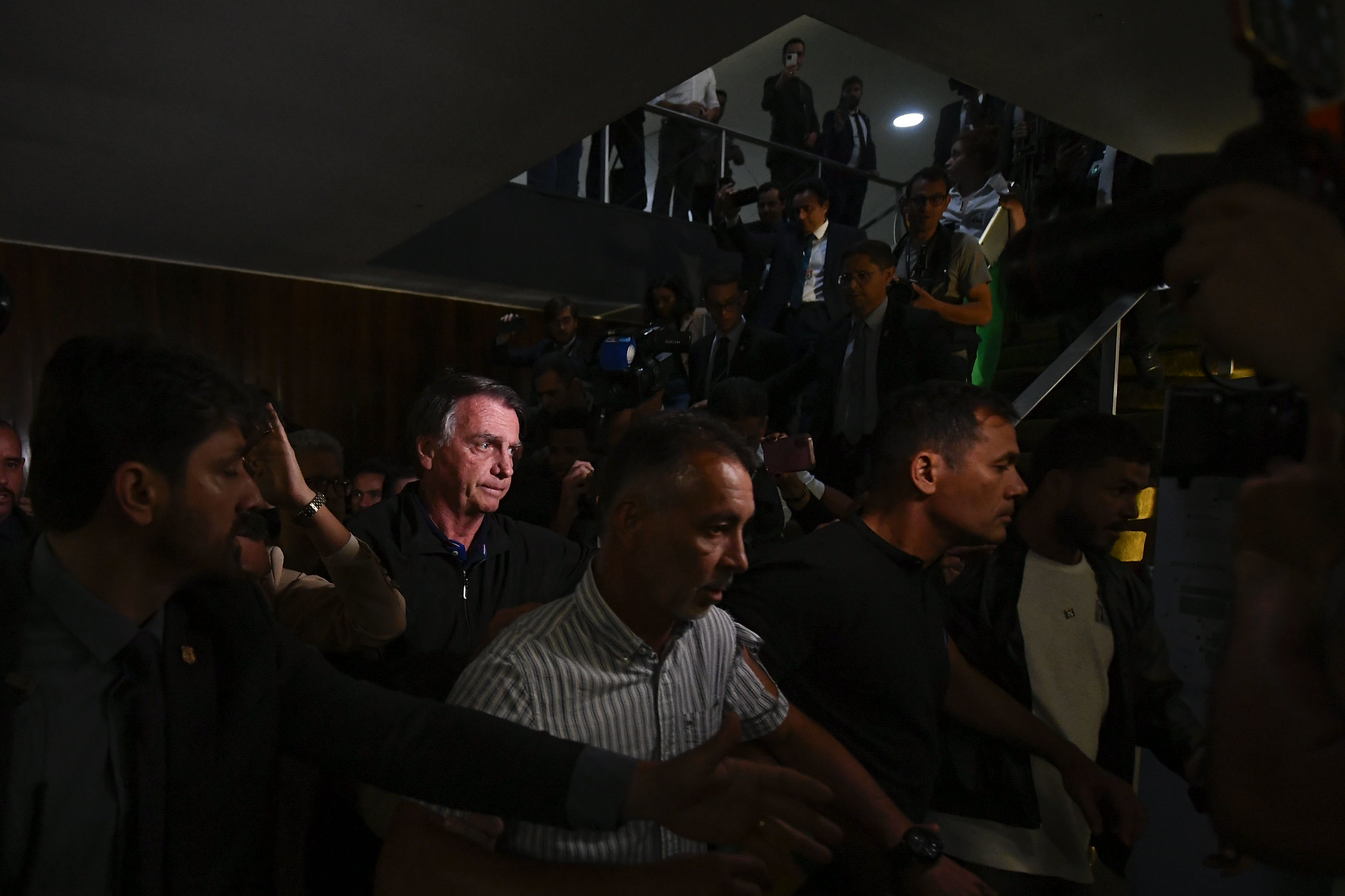 Deputados e senadores planejam ‘acampar’ no plenário contra prisão de Bolsonaro