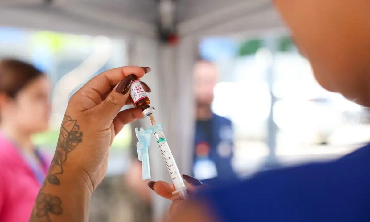 Enfermeira aplica vacina