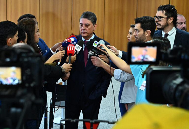 Wadih Damous em coletiva de imprensa