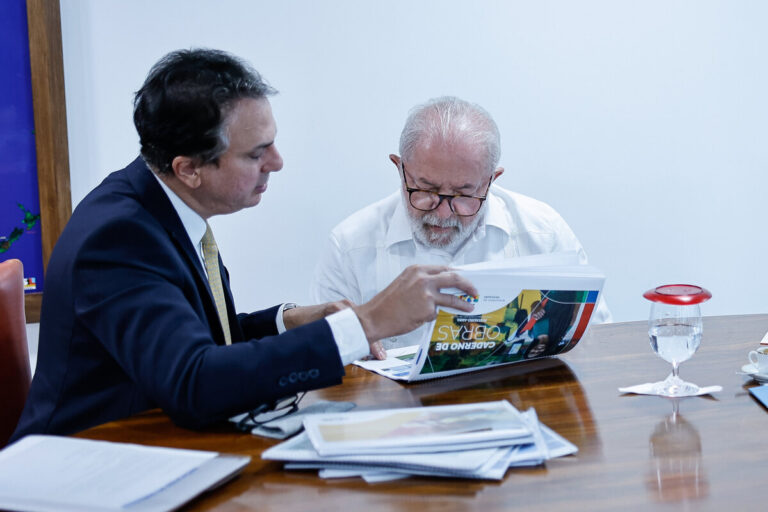 Ministro Camilo Santana e Lula em reunião no Palácio do Planalto em março de 2023