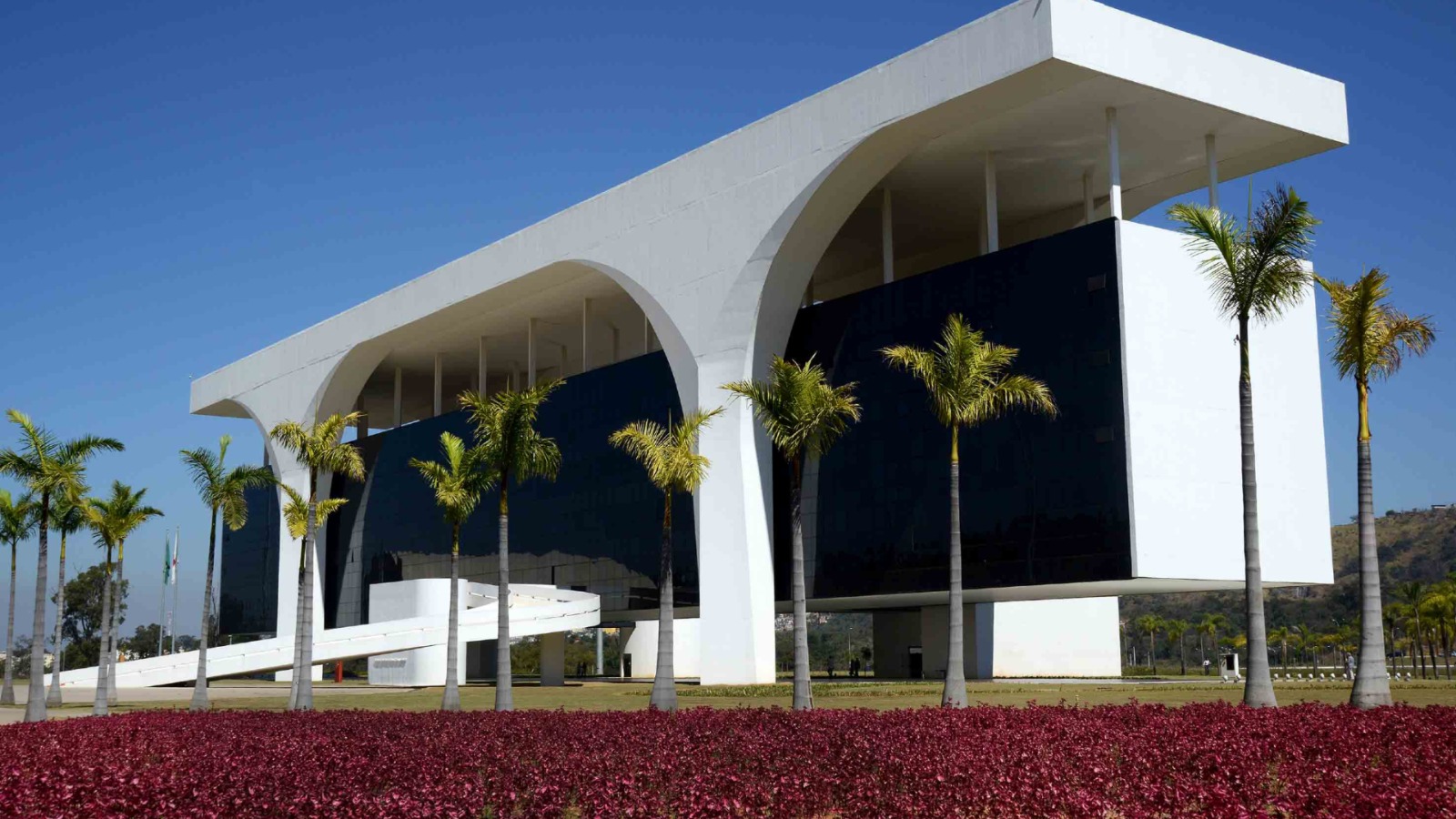Zema libera R$ 100 milhões em créditos de ICMS para exportadores mineiros afetados pelo tarifaço dos EUA