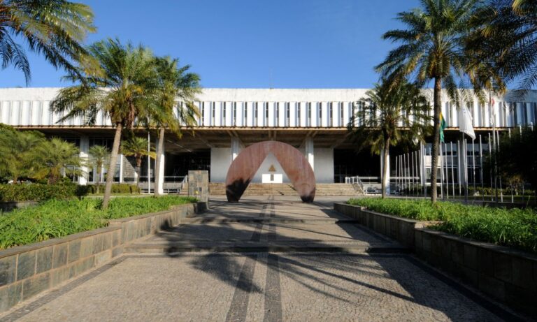 A fachada da Assembleia de Minas