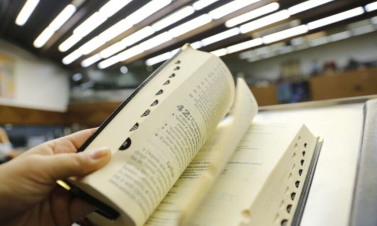 Foto mostra a Bíblia