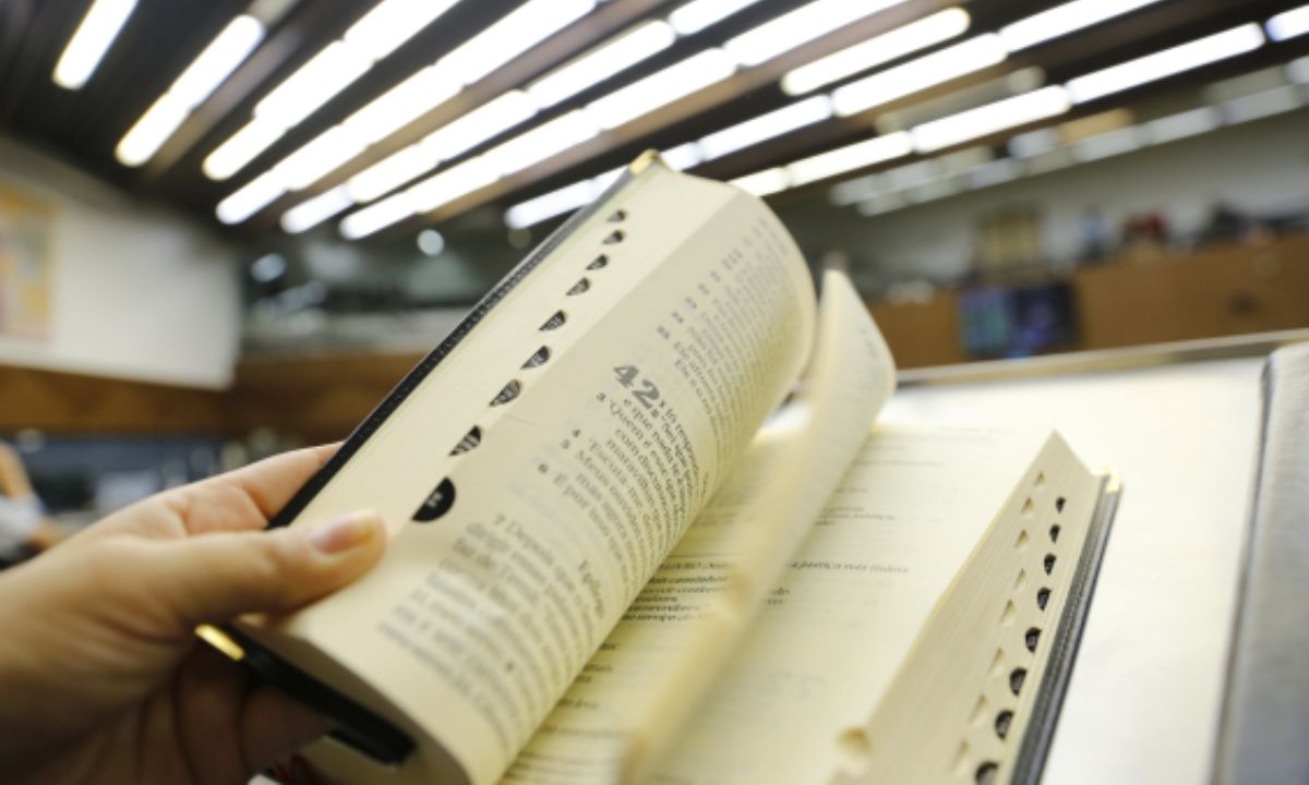 Foto mostra a Bíblia