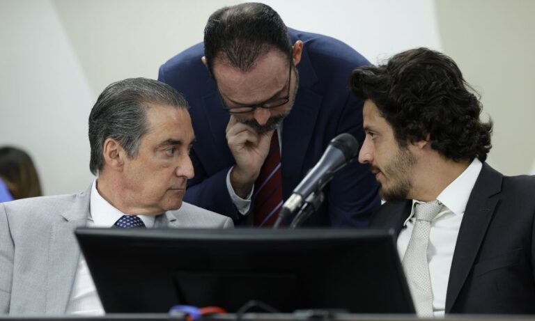 Os deputados João Magalhães (MDB), Ulysses Gomes (PT) e Doorgal Andrada (PRD).