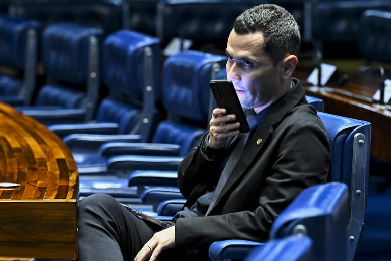 O senador Cleitinho Azevedo no Senado