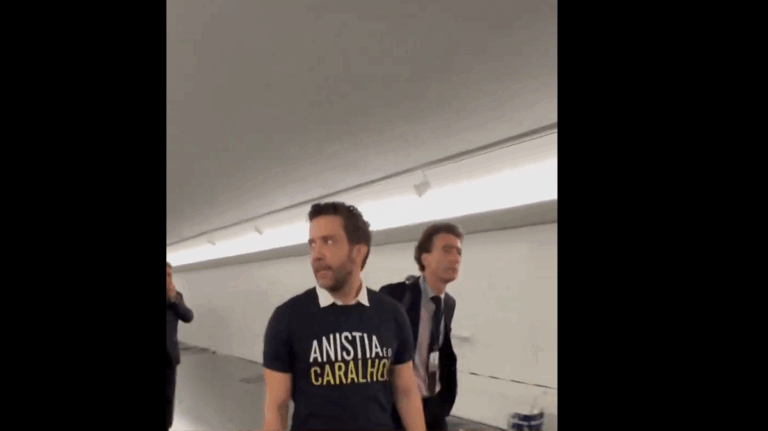 André Janones com camiseta