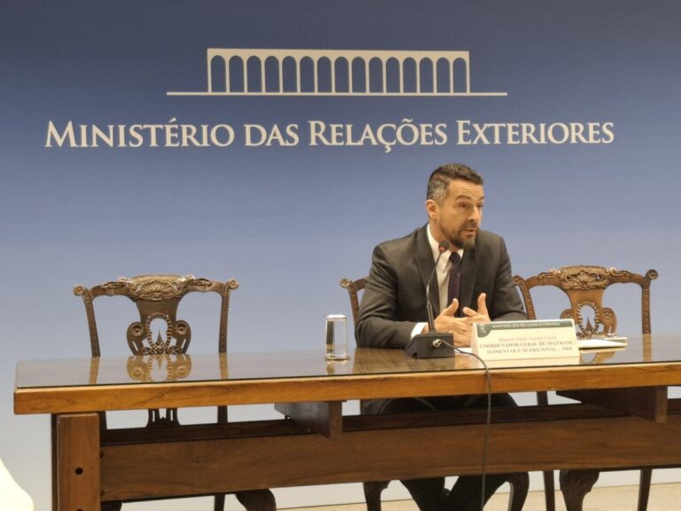 Diplomata Saulo Ceolin em coletiva no Itamaraty