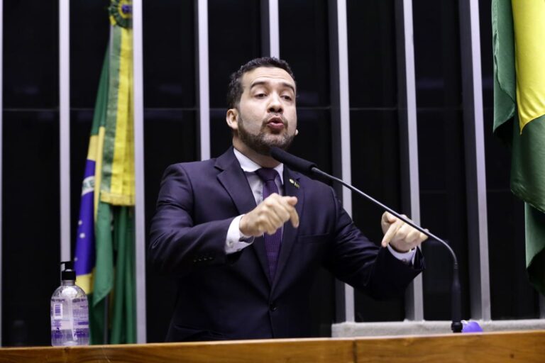 André Janones no plenário da Câmara