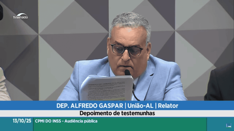 Alfredo Gaspar lê ata na CPMI do INSS