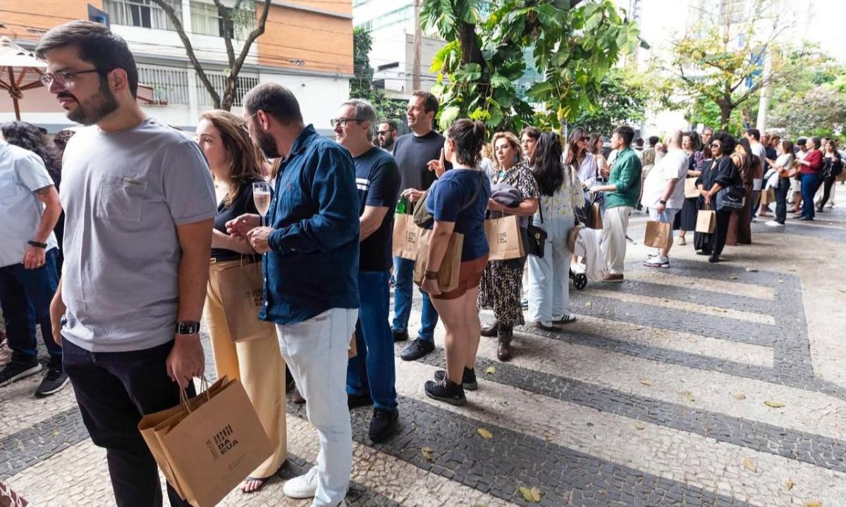Evento de lançamento de 'Cabeça de Candidato' gerou fila nos arredores de livraria na Savassi