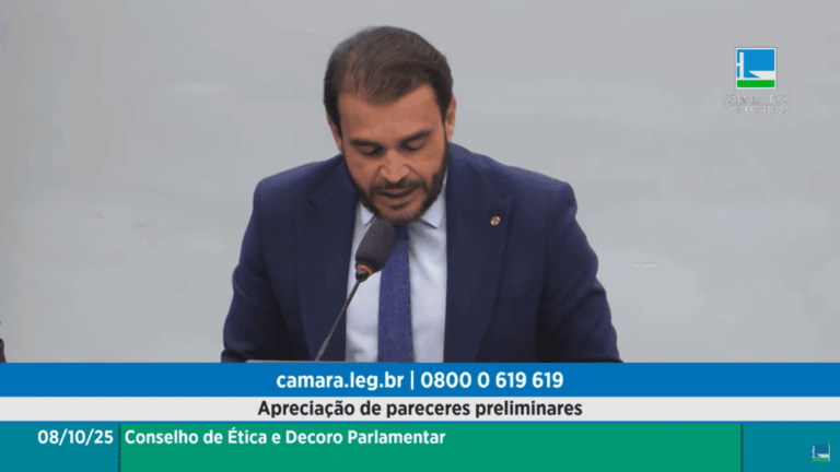 Delegado Marcelo Freitas lê parecer no Conselho de Ética