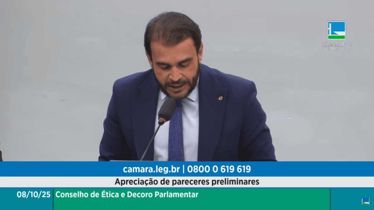 Delegado Marcelo Freitas lê parecer no Conselho de Ética