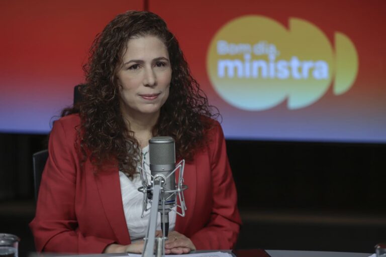 A ministra da Gestão e Inovação em Serviços Públicos, Esther Dweck, participa do programa Bom dia, Ministra, na Empresa Brasil de Comunicação (EBC)