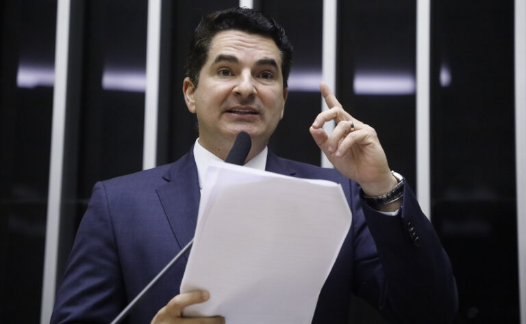 Gustinho Ribeiro no plenário da Câmara