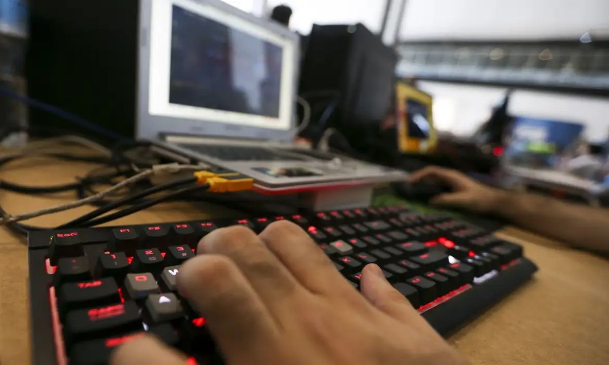 Cidadão utiliza computador