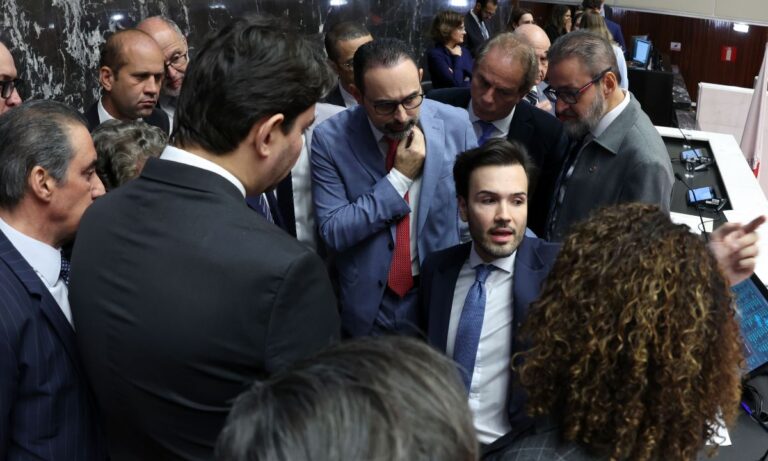 Deputados estaduais conversam com Tadeu Leite