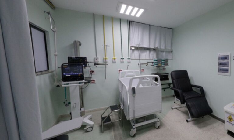 Foto mostra espaço com leito em hospital