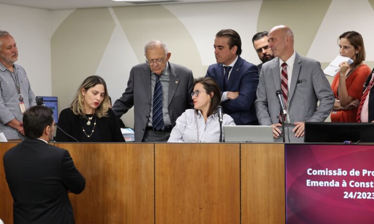 Deputados durante reunião sobre PEC da Copasa