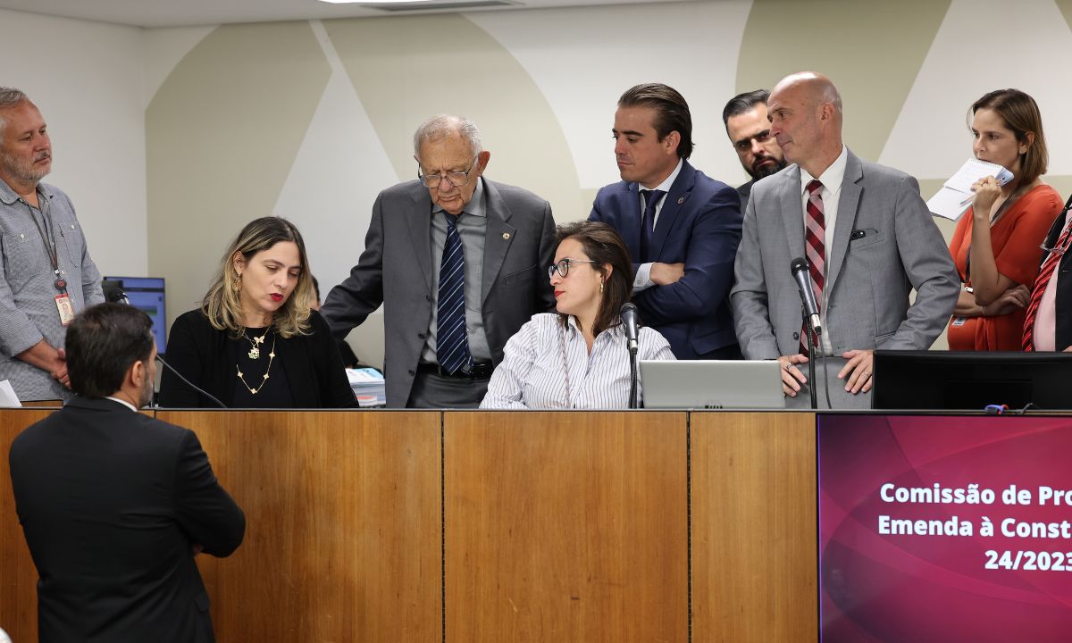 Deputados durante reunião sobre PEC da Copasa