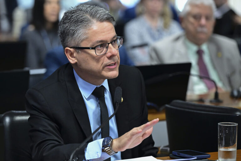 Alessandro Vieira na CAE do Senado
