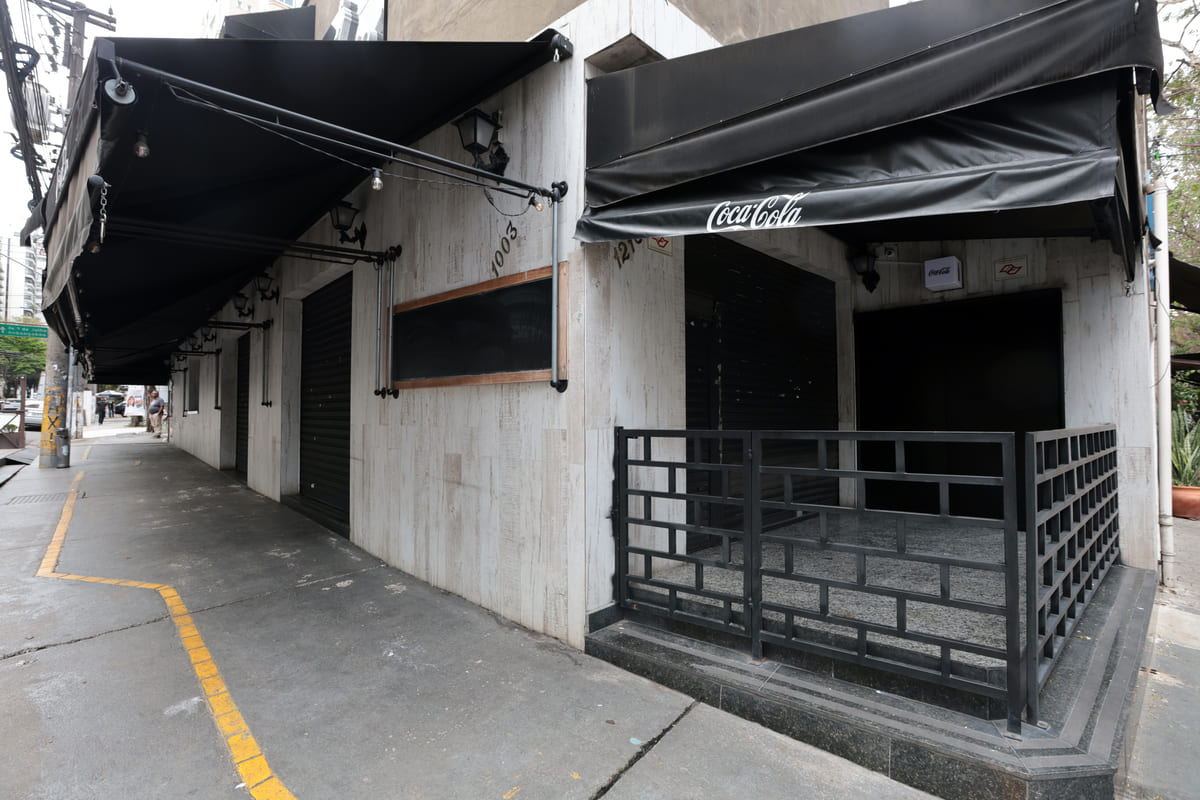 Bar Ministrão, na Av. Lorena com Ministro Rocha Azevedo (Jardins), interditado pela Vigilância Sanitária, após suspeita de bebidas com metanol.