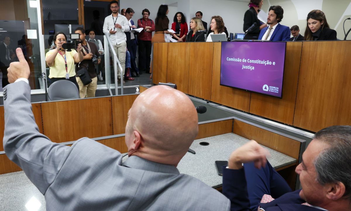 CCJ vota PEC da Copasa