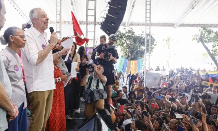 O presidente da COP30, embaixador André Corrêa do Lago disrcusa durante encerramento da cúpula dos povos